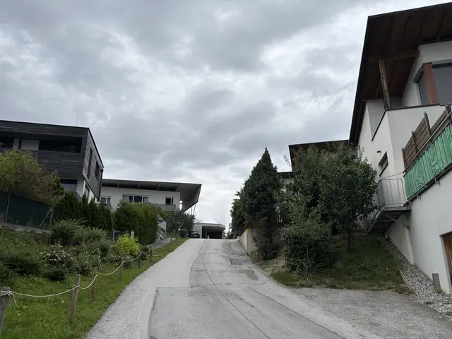 Die enge Zufahrtsstraße bleibt vorerst ohne Gehsteig.  | Foto: Huber