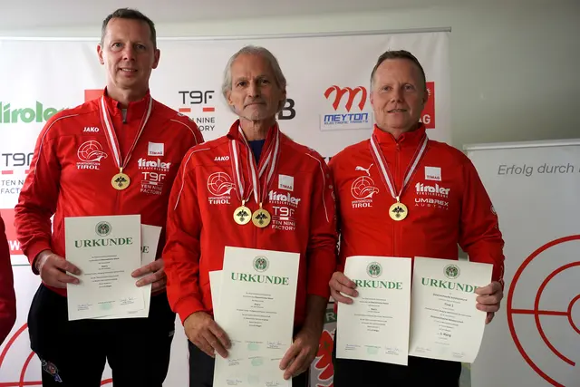 Tiroler Mannschaft Stehend aufgelegt Seniorenklasse 1 (v.l.n.r.):
Wolfgang Oberhauser / Christoph Schatz / Reinhard Kilzer | Foto: Christian Kramer / TLSB