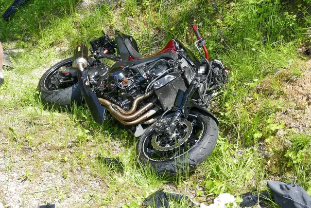 Ein 19-jähriger Motorradlenker aus dem Bezirk Hollabrunn kam am Dienstagabend auf der B4 bei Pernegg von der Fahrbahn ab. | Foto: MeinBezirk