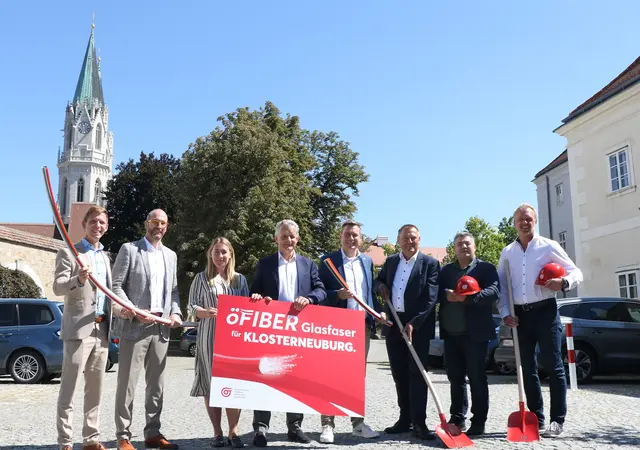 Christopher Tomasek (Baufirma Leyrer + Graf), Alexander Ried (Baufirma Kaim Bau), Oona Rys (öGIG Projektleiterin), Alfred Pufitsch (CEO öGIG), Bürgermeister Christoph Kaufmann (ÖVP), Hartwig Tauber (öGIG Geschäftsführer), Vasiljevic Radojica (öGIG Rollout Manager) und Jasko Poljakovic (Baufirma mih Fiber) beim symbolischen Spatenstich anlässlich des Glasfaser-Ausbaus in Klosterneuburg. | Foto: MeinBezirk/Seebacher