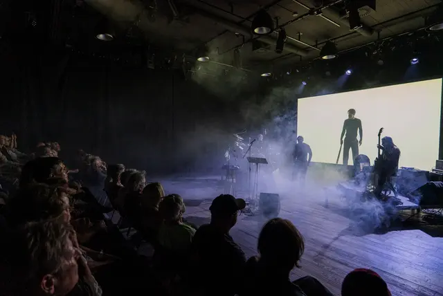 Das Theaterfestival wurde mit einer bild- und tongewaltigen Musikperformance-Uraufführung durch die neu produzierte, experimentelle Bühnenadaption von „Macbeth“ von Sören Kneidl mit Standing Ovations der Zuschauerinnen und Zuschauer eröffnet. | Foto: Stephan Mussil