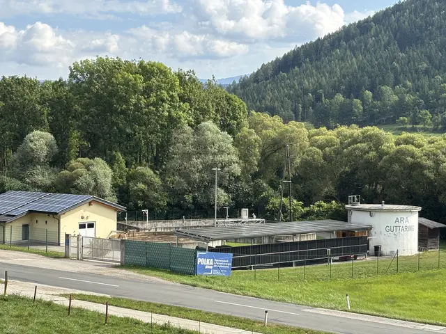 Aufgrund der hohen Stromkosten wurde der frischgebaute Unterstellplatz bei der Kläranlage mit Photovoltaik ausgestattet. | Foto: MeinBezirk