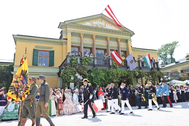 Traditionsregimenter vor der Kaiservilla. | Foto: Hörmandinger