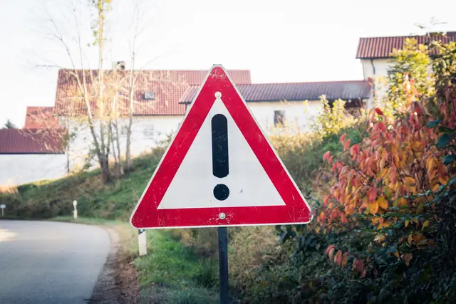In Villach wurde unter anderem das Verkehrszeichen "Achtung Gefahr". (Symbolfoto) | Foto: stocka.dobe.com/at/ Fabian Ibelherr