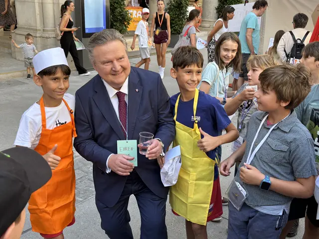 Die Kinder schlüpften in verschiedene Berufe und zeigten dem Ehrengast Ludwig ihre eigene kleine Stadt innerhalb der Rathausmauern. | Foto: Johannes Reiterits/MeinBezirk Wien