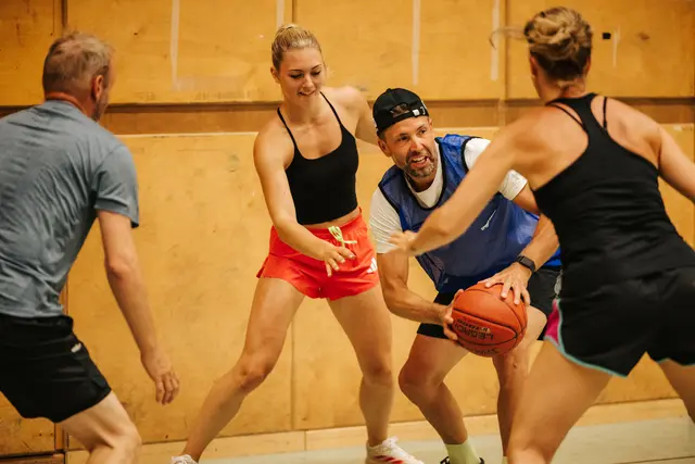 Bei der "MaxiNutrition-Sportchallenge" traten die Athletinnen und Athleten in verschiedenen Disziplinen, darunter Basketball, gegeneinander an.  | Foto: KRÜGER AUSTRIA / Philipp Lipiarski