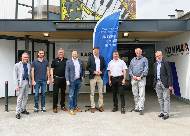 Der Wasserverband Hochwasserschutz Unteres Unterinntal hat sich 2022 neu konstituiert: V.l.n.r.: Bezirkshauptmann und Vorsitzender der Schlichtungsstelle Christoph Platzgummer, Bgm. Bernhard Freiberger (Rattenberg), Bgm. Rudolf Puecher (Brixlegg), Bgm. Andreas Gang (Kramsach), Wasserverbands-Obmann Bgm. Michael Riedhart (Wörgl), Obmann-Stellvertreter Anton Hoflacher (Kundl), Bgm. Josef Auer (Breitenbach) und Martin Rottler, Leiter der Geschäftsstelle des Wasserverbandes (v.l.). Nicht im Bild: Vorstandsmitglied Bgm. Josef Auer (Radfeld). | Foto: clavis/Wasserverband Hochwasserschutz Unteres Unterinntal