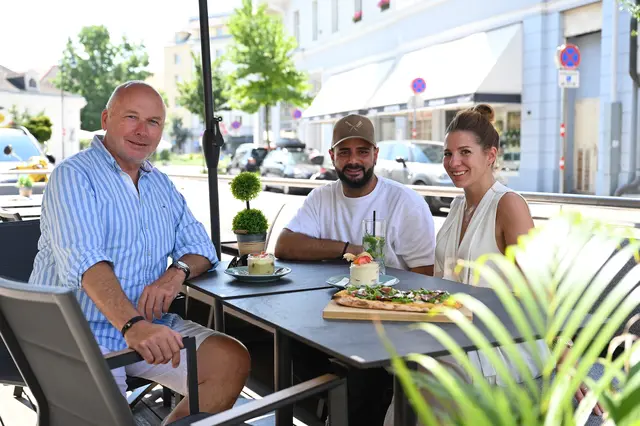 Bürgermeisterin Carmen Jeitler-Cincelli und Stadtrat Peter Koczan gratulierten gemeinsam zur gelungenen Gestaltung des Gastgartens und zum positiven Feedback der Gäste. | Foto: 2025psb/sap