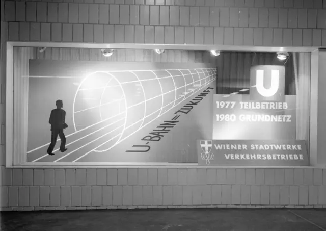 Eine Reklame für das U-Bahn-Grundnetz in der Kliebergasse am 19. Februar 1969. | Foto: Wiener Linien