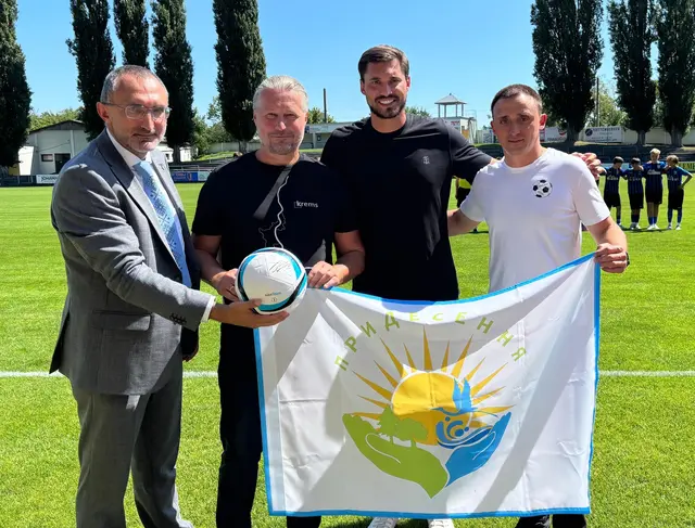 Eröffneten das Turnier im Sepp-Doll-Stadion: 
v.li.n.re.: Konsul Yuriy Karpuk (Ukrainische Botschaft Wien), Bürgermeister Peter Molnar aus Krems, der ukrainische Nationaltorhüter Heorhij Buschtschan sowie Bürgermeister Vitaliy Krupenko aus Zazymja  | Foto: Stadt Krems