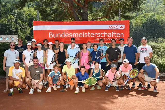Strahlende Gesichter der Teilnehmer und zu recht stolze Haltung der Trainer und Organisatoren. Vorne links Harald Burghardt (ASKÖ-Bundesreferent Tennis) beim TC ESV Feldkirch. | Foto:  ESV Fotoclub Feldkirch