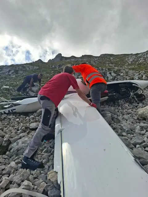 Bergrettung Leutasch und Polizei-Hubschrauber sowie Christophorus 1 waren im Einsatz. Für den Segelflug-Pilot gab es keine Rettung mehr, er wurde beim Aufprall nahe eines Wandersteiges getötet. Das Flugzeugwrack rutschte dann ab in unzugängliches Gelände. | Foto: Bergrettung Leutasch