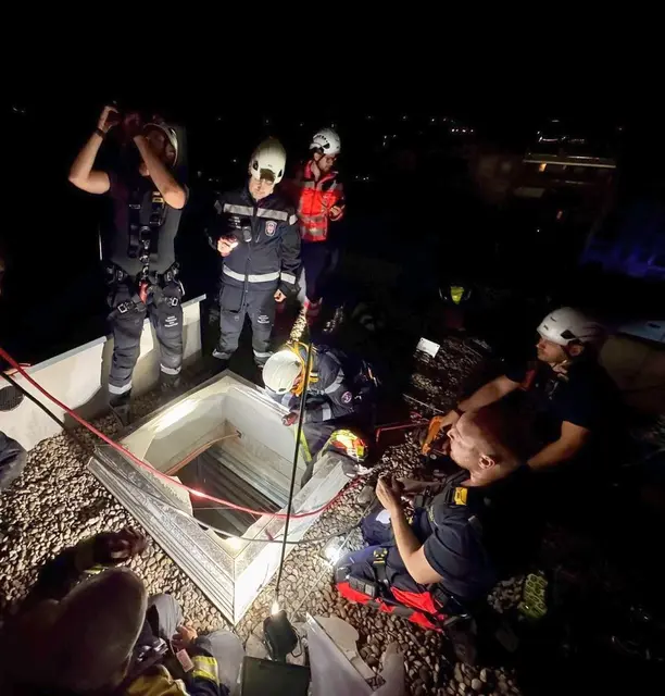 Einsatzkräfte mussten den Schwerverletzten mithilfe von Seiltechnik bergen. | Foto: Stadt Wien | Feuerwehr