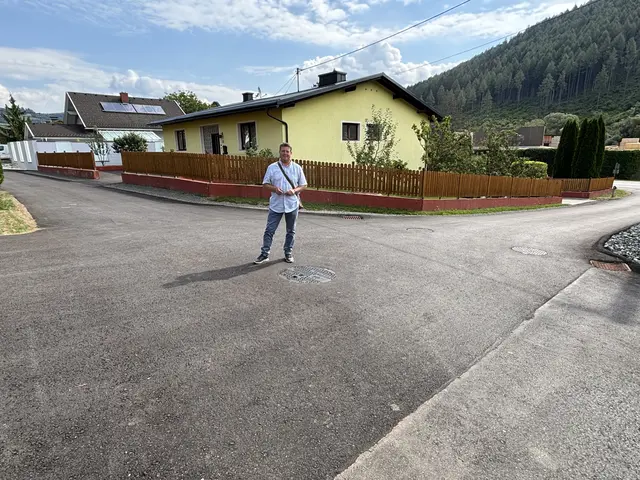 Bürgermeister Günter Kernle präsentiert die neue Straße in der Übersberger Siedlung. | Foto: MeinBezirk