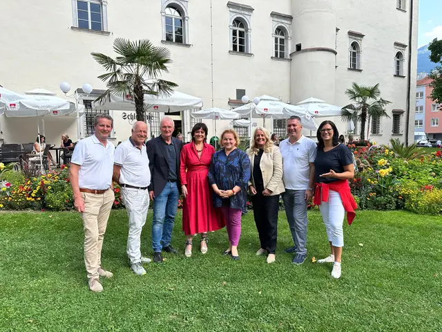  vl. Bgm. Thomas Schäfauer, BR a.D. Bgm. Ingo Appe, BR a.D. Bgm. Günther Novak, NRin Petra Oberrauner, BMin Korinna Schumann, BRin Claudia Arpa, Stadtrat Andreas Unterrieder, LRin Sara Schaar | Foto: SPÖ Kärnten