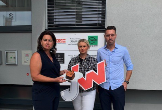 WK-Geschäftsführerin Doris Weiß, JW-Vorsitzende Anamaria Gassinger und Christopher Isopp, Geschäftsstellenleiter der RegionalMedien St. Veit mit dem symbolischen Tortenstück. | Foto: WKK