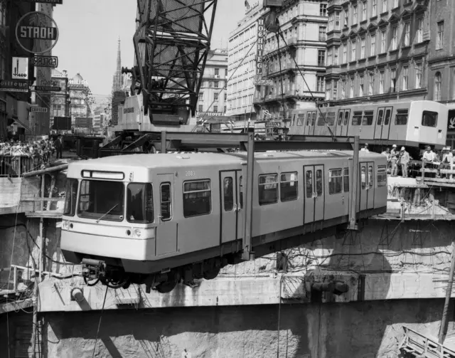 Ein "Silberpfeil" wird per Kran für Publikumsfahrten in den im Bau befindlichen U-Bahnschacht bei der Kärntnerstraße gehievt, 18. August 1973. | Foto: Wiener Linien