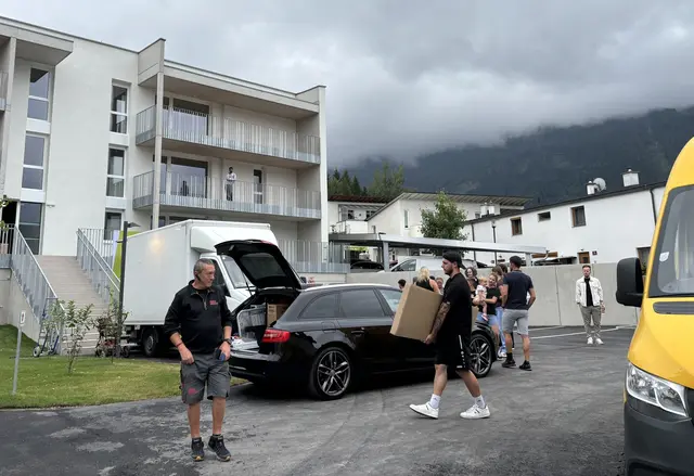 Einige begannen nach der Schlüsselübergabe direkt mit dem Umzug.  | Foto: Huber