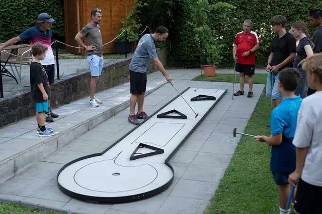 Mathias (mitte) und Ferdinand Jagschitz (Minigolfclub Feldkirch) erklären dem ASKÖ Nachwuchs das Geschick. | Foto: ESV Fotoclub Feldkirch