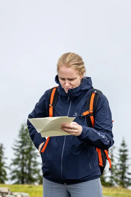 Verdutzt liest sie einen mysteriösen Brief. | Foto: hochzeitsbildl.at