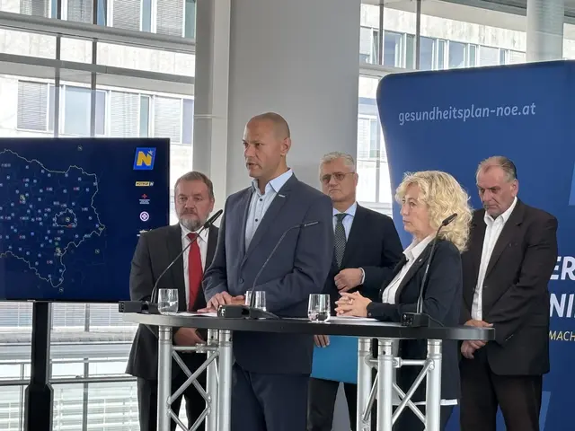 Notruf NÖ-Geschäftsführer Christian Fohringer erläutert mit Landesrätin Prischl die Auswahlkritierien für die weiter bestehenden NEF-Standorte. | Foto: Sandra Schütz