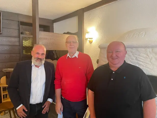 85. Geburtstag in St. Anton an der Jeßnitz Jubilar Oleksandr Zahorskyi (M.) mit seinen Gratulanten Bürgermeister Manfred Zellhofer und Pfarrer Marian Lewicki | Foto: Gemeinde St. Anton an der Jeßnitz