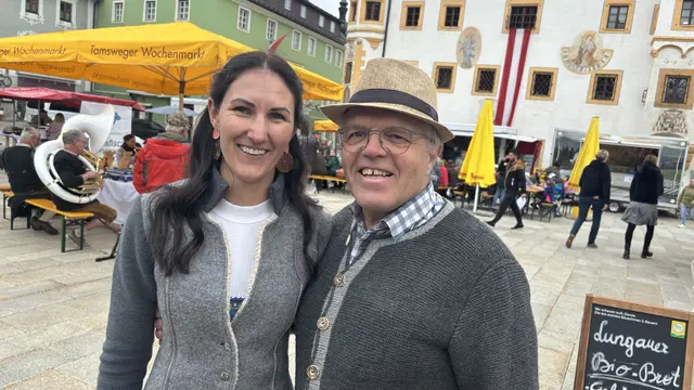 Beim Jubiläumsfest zu 25 Jahre Tamsweger Wochenmarkt und zehn Jahre „Kemmt’s Eina“: Corinna Wind (Greilhof in Tamsweg-Mörtelsdorf und Peter Löcker (Sauschneider in St. Margarethen). | Foto: pjw
