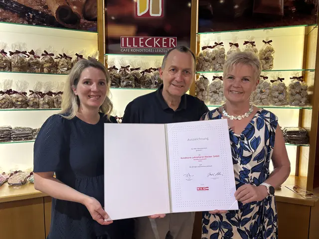 Sophie (li.), Josef und Romana Illecker mit der Auszeichnung für 40 Jahre erfolgreiches Unternehmertum. | Foto: Weymayer