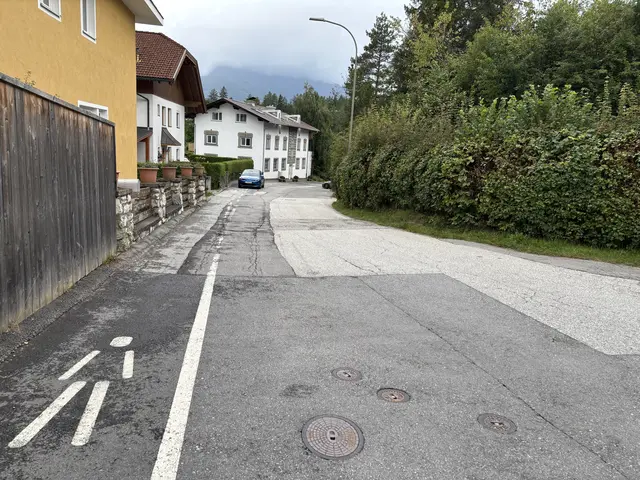 Die Bodenmarkierung in der angrenzenden Badhausstraße soll auf Fußgänger aufmerksam machen, in der Straße Am Bichl sind keine Markierungen geplant.  | Foto: Huber