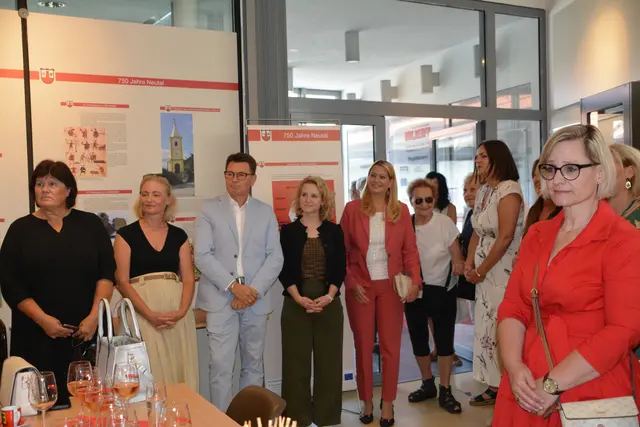 Von den „Mörtelfrauen“ bis zu Architektinnen und Ingenieurinnen – Holzleitner und Winkler informierten sich über die Geschichte der Frauen am Bau. | Foto: Rosenberger