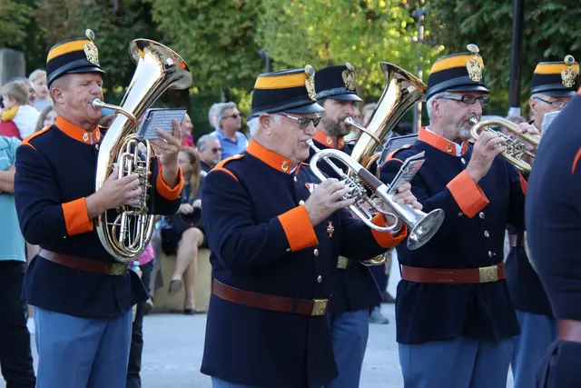 Die Rainer Musik marschierte zum Mozartplatz voraus.