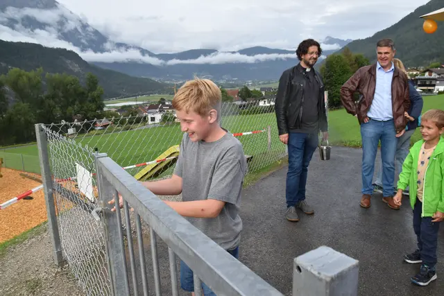 Aufg'sperrt ist: Die Kinder nehmen den Platz in Besitz.