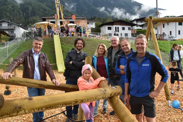 Gemeinsames Fest mit den Anrainern (v.l.): Bgm. Gerhard Krug, Diakon Danijel Juric, Verpächterin Gabi und Gerhard Plattner, Martin Zauner und Rainer Schuchter.