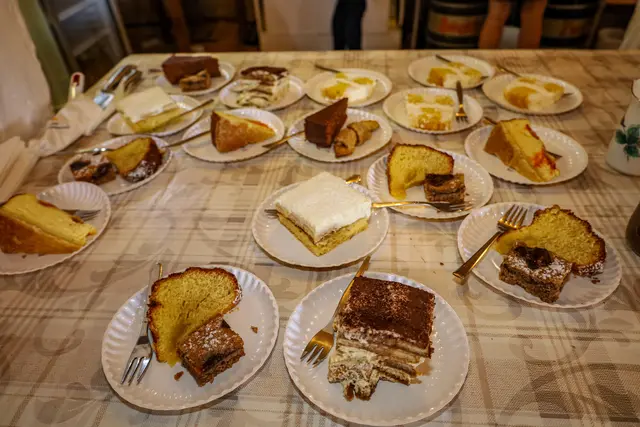Die Mehlspeisen warteten darauf, verspeist zu werden. | Foto: Doris Mayerhofer