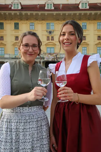Weinprinzessin Lena I. mit der neuen Weinkönigin Maria IV. 