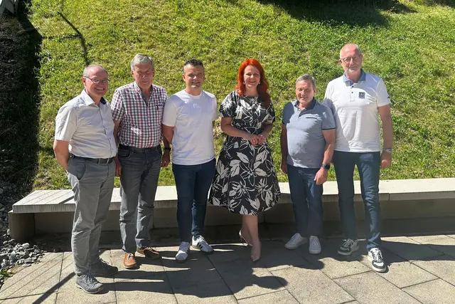 LRin Hagele mit den Bürgermeistern des Planungsverbandes Paznauntal. | Foto: Land Tirol