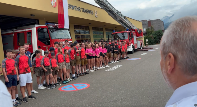 Die Delegation der Feuerwehrjugend Salzburg reiste am Vormittag des 21. August 2025 gemeinsam vom Lungau aus zum 25. Bundesfeuerwehrjugend-Leistungsbewerb nach Weiz ab. Die feierliche Verabschiedung fand beim Feuerwehrhaus in Tamsweg statt. | Foto: pjw