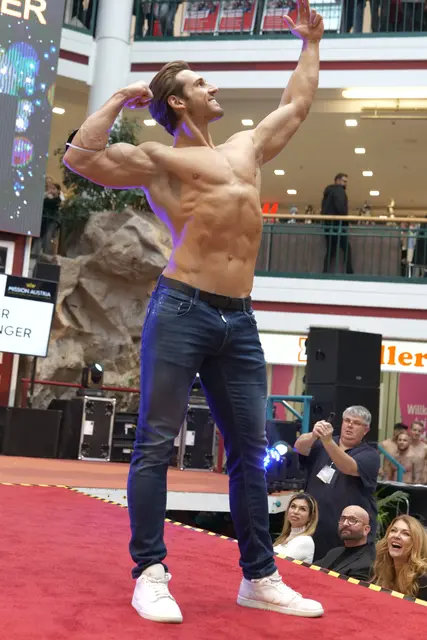 Statt Bademode präsentierten die Herren Jeans. Max Niedermeyer in der Kult-Pose der Bodybuilder. 