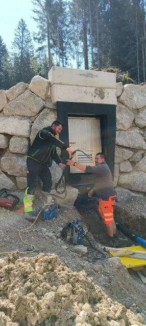 Bauhofmitarbeiter Daniel Ebentheur (re.) und Thomas Beirer bei der Erneuerung der Quellstube. | Foto: Gemeinde Pflach/Reinhild Astl