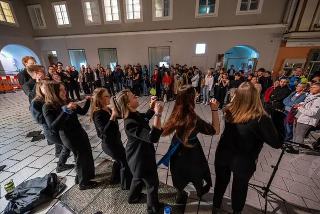 Das Vokalensemble SalCanto (Leitung Gerrit Stadlbauer) sorgte am Waagplatz für ausgelassene Stimmung. | Foto: Albert Moser
