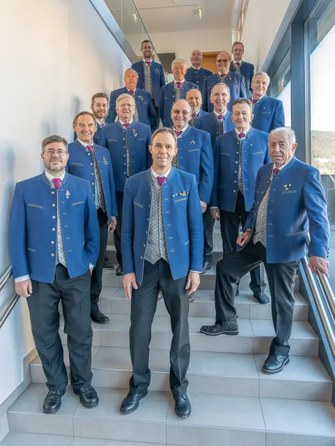 Bezirkschor des Jahres 2025/26 ist der Männerchor Kuchl. Vorne rechts im Bild: Chorleiter Martin FABIAN und Obmann Hermann Züger. | Foto: Männerchor Kuchl