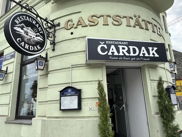 Ein "Čardak" ist übersetzt der Balkon eines typischen Holzhauses, zu sehen auf dem Logo des Lokals. Unterschiedliche Länder dürften verschiedene Übersetzungen haben, meint Robert Mitev. | Foto: Michael Marbacher/MeinBezirk