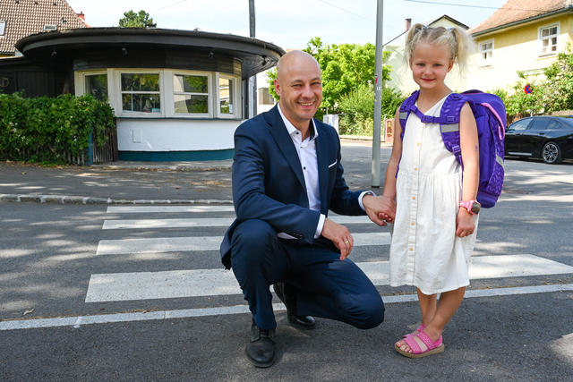 Bis 2029 will Vizebürgermeister Martin Hajart alle Linzer Volksschulen mit Schulwegplänen ausstatten. Zwölf Linzer Schulen haben diese bereits im Einsatz. Heuer kommen sieben weitere hinzu. | Foto: Lea Kraus