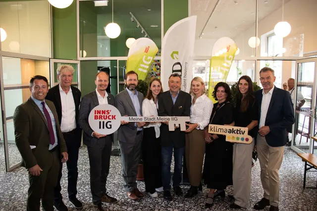 IIG-Geschäftsführer Franz Danler, Architekt Gerhard Manzl, Bürgermeister Johannes Anzengruber, Geschäftsführer Jakob Calice (OeAD), Prokuristin Jacqueline Dogan (OeAD student housing), Geschäftsführer Günther Jedliczka (OeAD student housing), Stadträtin Elisabeth Mayr, Architektin Betina Hanel, Stadträtin Janine Bex und Vizebürgermeister Georg Willi freuen sich über die Eröffnung des neuen OeAD Gästhauses mit den Prädikaten „Passivhaus Plus“ &amp; „Klimaaktiv Gold“. | Foto: © D. Jäger