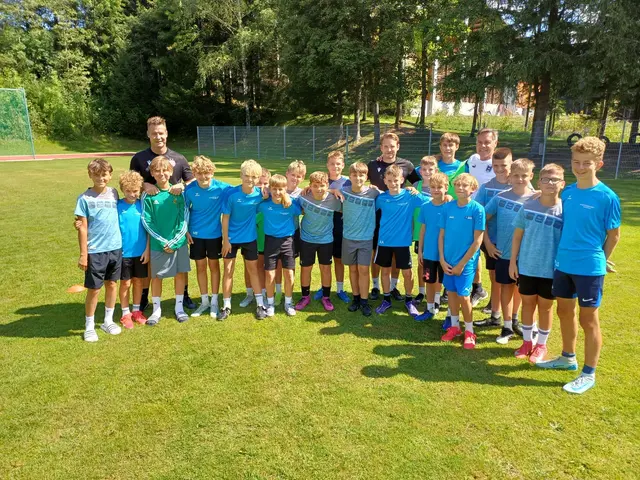 Die Schüler unter anderem mit U18-Teamchef Hermann Stadler. | Foto: Froschauer/Leitenmayr