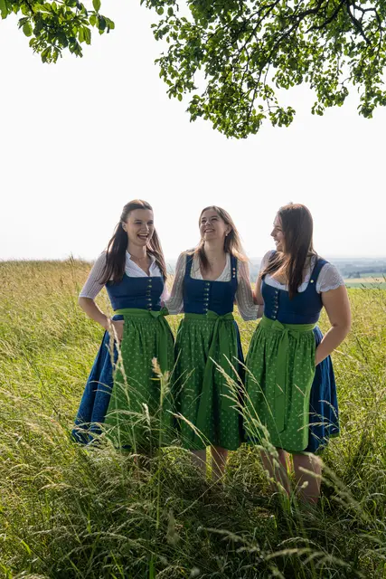 Christina Endmayer, Lara Schwarzgruber und Sabrina Brüwasser haben das Buch "Mit'm Herz dahoam – a Stückerl Schärding" geschrieben.  | Foto: Bezirkslandjugend Schärding
