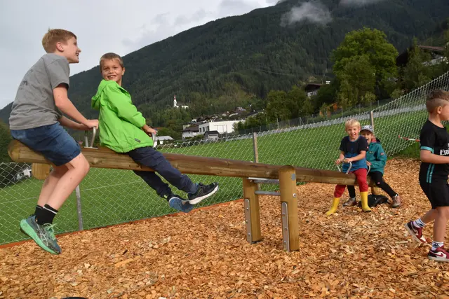 Dritter Spielplatz mit der Antonius-Kirche (eine der drei Kirchen, die das Gemeindewappen zieren) im Hintergrund im Blick.