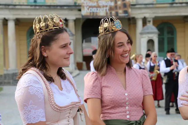 v. l. die Bundesweinkönigin Hannah I mit der Hoheit aus Niederösterreich Laura I.