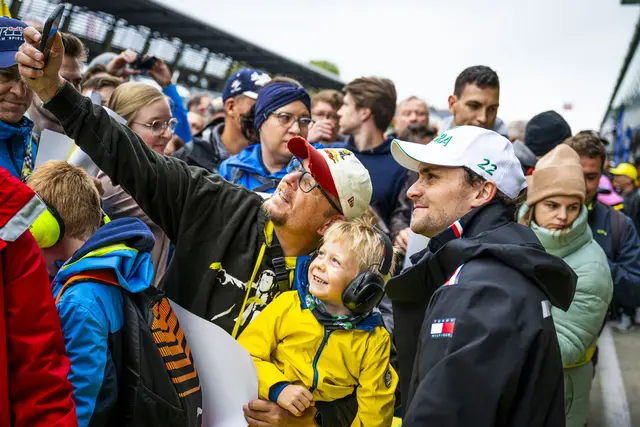 Lucas Auer mit Fans. | Foto: Red Bull Content Pool