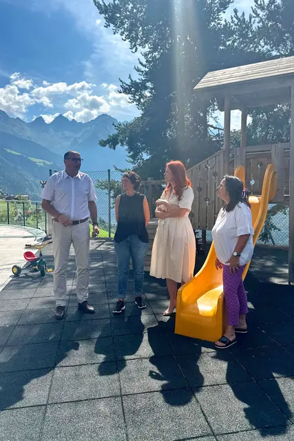 LRin Hagele beim Besuch des Kindergartens in Kaunerberg. | Foto: Land Tirol